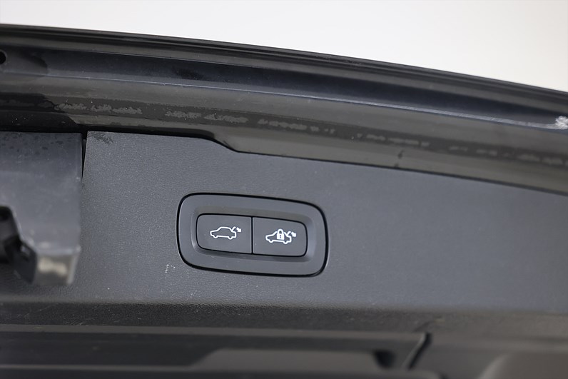 Volvo V60 Recharge T8 AWD 456hk R-Design B&W HUD Pano