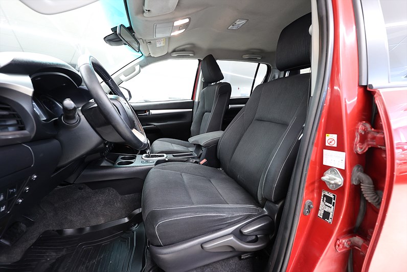 Toyota Hilux 2.4 AWD 150hk Drag B-kamera Värmare MOMS
