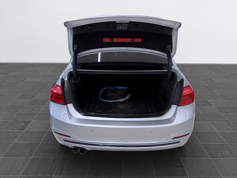 BMW 330e Sedan 252hk Sport Line Navi B-Kamera