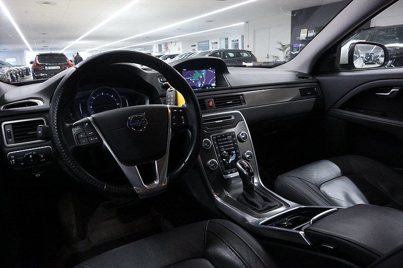 Volvo V70 D4 181hk Summum Lucka Läder Navi Drag PDC