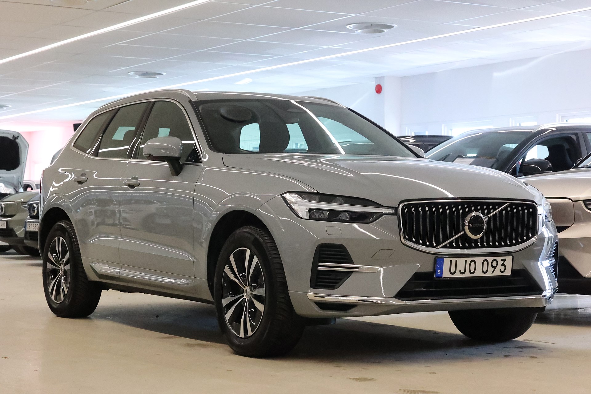 Volvo XC60 Recharge T6 AWD 350hk Core Pano Keyless Navi Drag