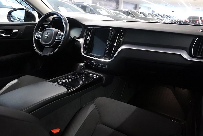 Volvo V60 Recharge T6 AWD 340hk Momentum Keyless CarPlay PDC