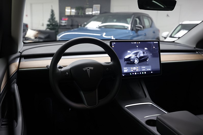 Tesla Model Y Long Range AWD 514hk AP Pano MOMS