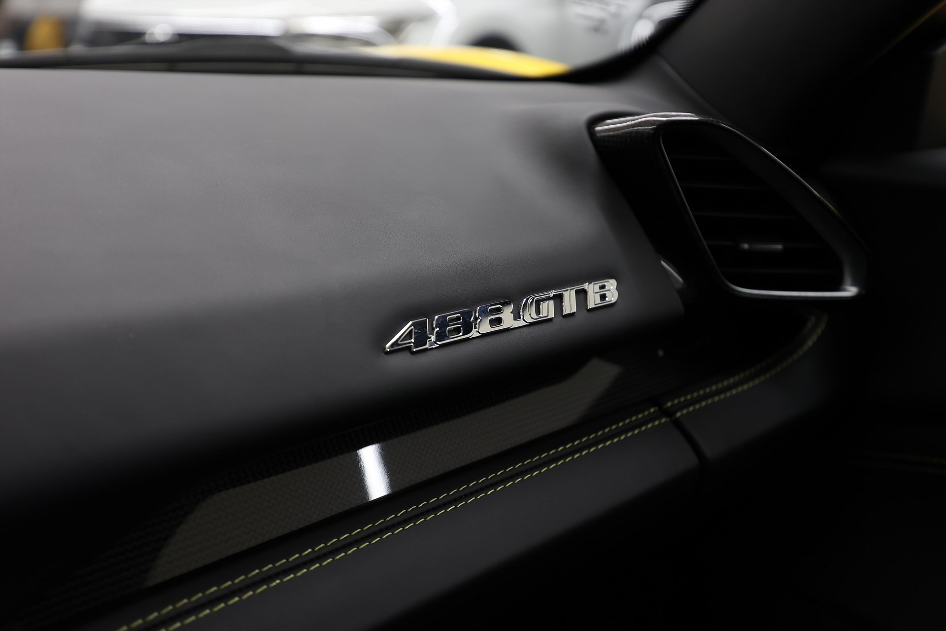 Ferrari 488 GTB 3.9 V8 670hk Kolfiber Giallo Svensksåld