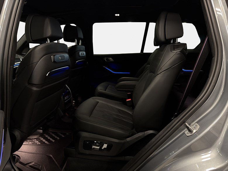 BMW X7 xDrive40d, M-Sport, 6 Sits, Pano, 360, MOMS 2024, grå – bild 17 av 25, begagnad hos Niber i Järfälla