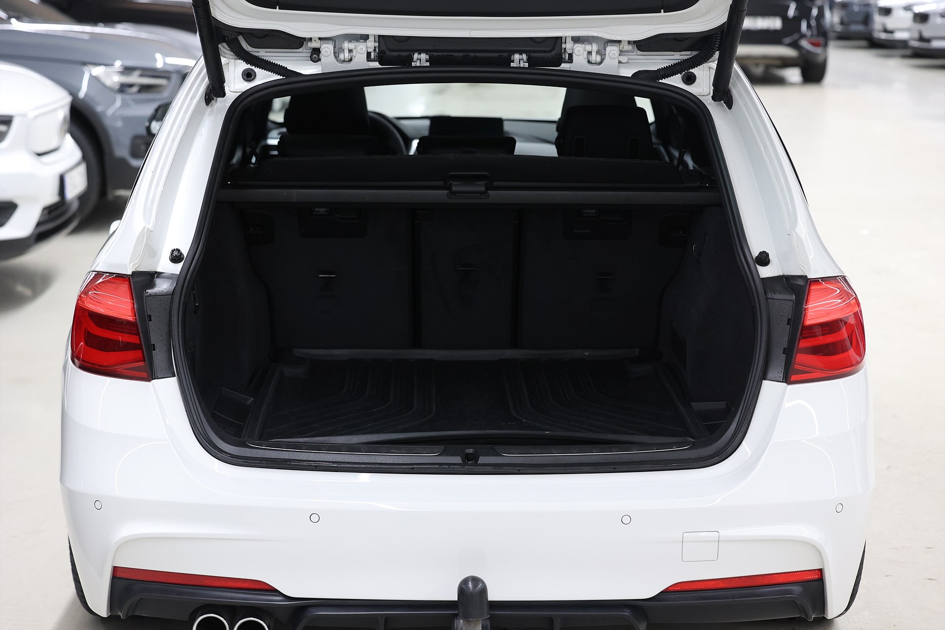 BMW 320d xDrive Touring 190hk *Hjulkampanj!* M Sport Pano HUD H/K Keyless Drag