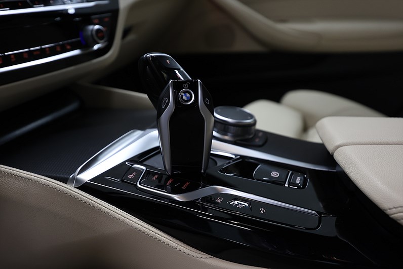 BMW 530e xDrive Touring M-Sport Innovation HUD Drag 360 MOMS