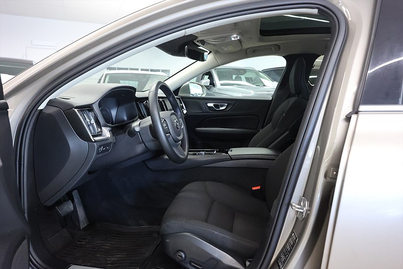 Volvo V60 Recharge T6 AWD 340hk Momentum Pano H/K Keyless