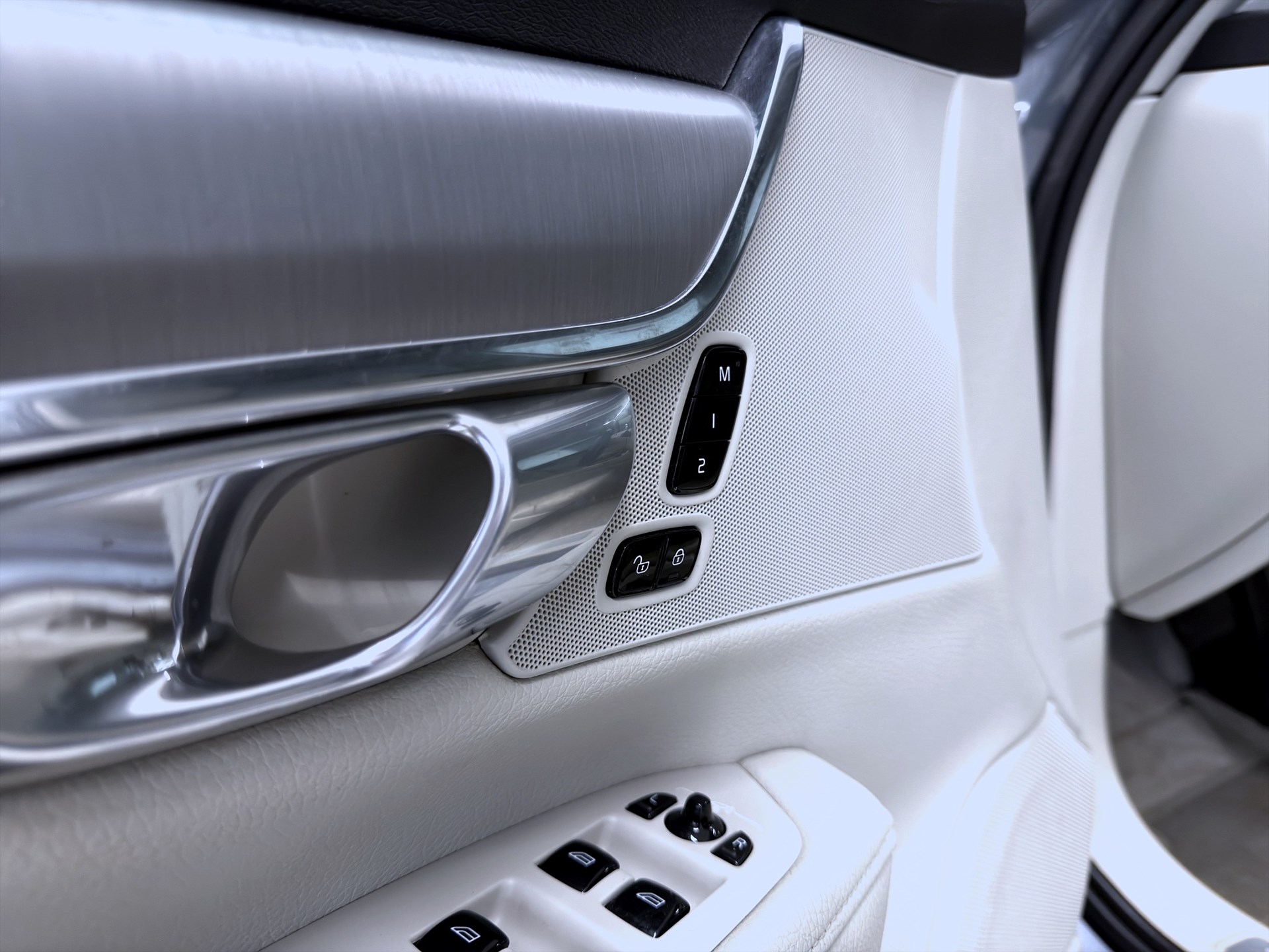 Volvo V90 D5 AWD Momentum Pano HUD Skinn Värmare Drag