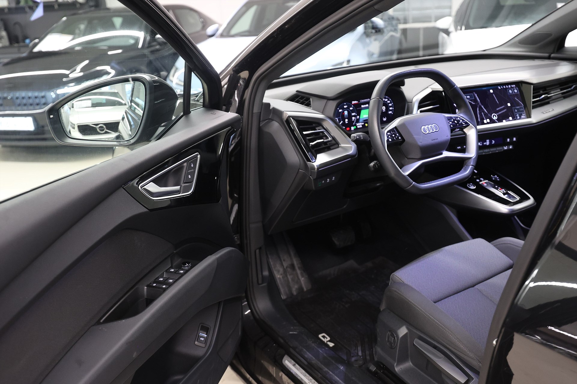 Audi Q4 40 e-tron 204hk *Hjulkampanj!* B-kamera Navi Värmare Black pkt