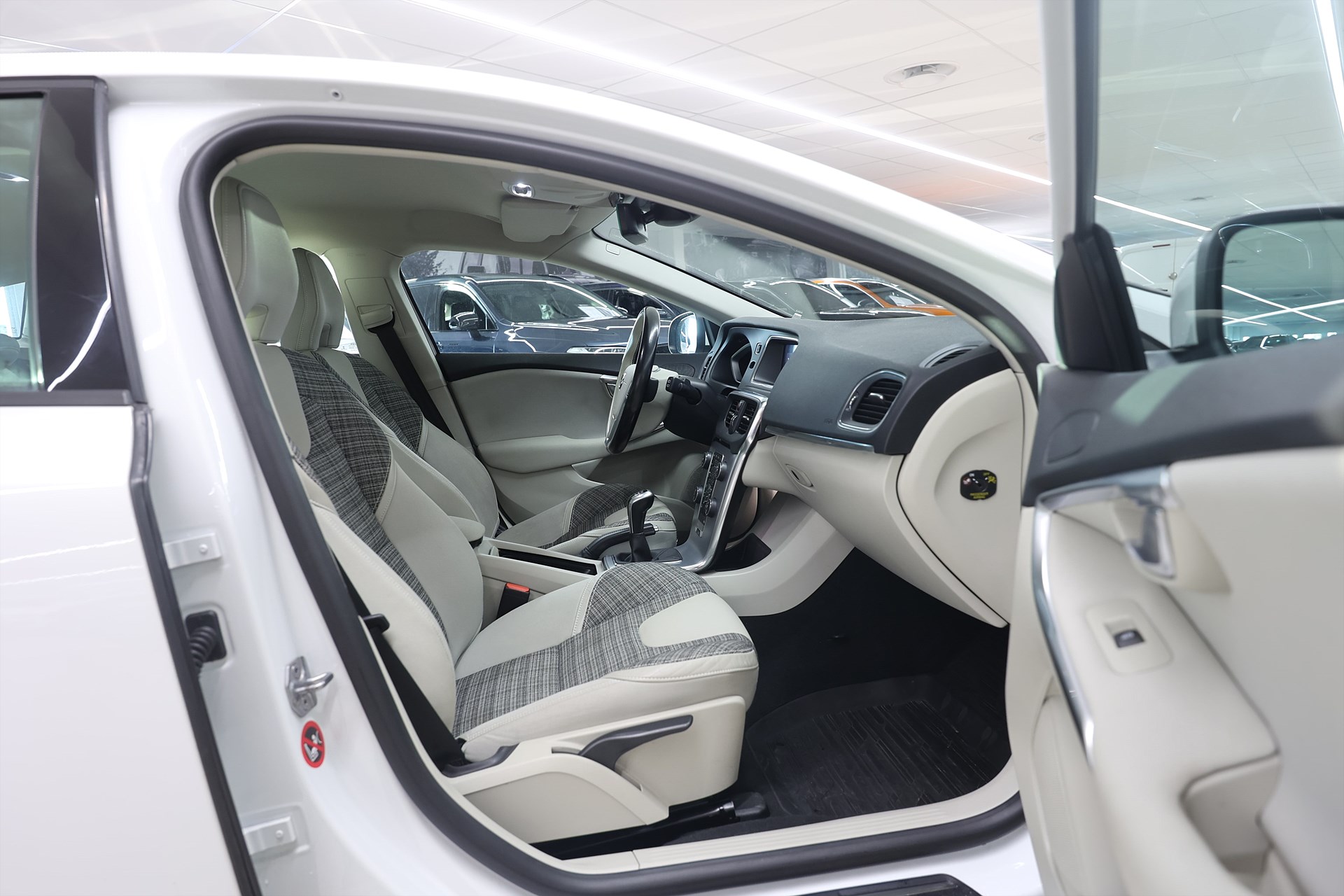 Volvo V40 D2 120hk Business Adv Keyless B-kamera Värmare