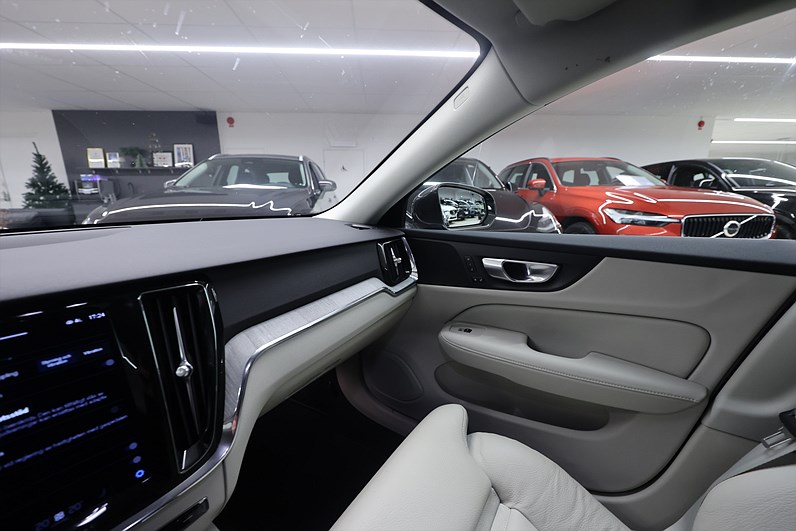 Volvo V60 Recharge T6 AWD 350hk Core Bright Skinn Drag