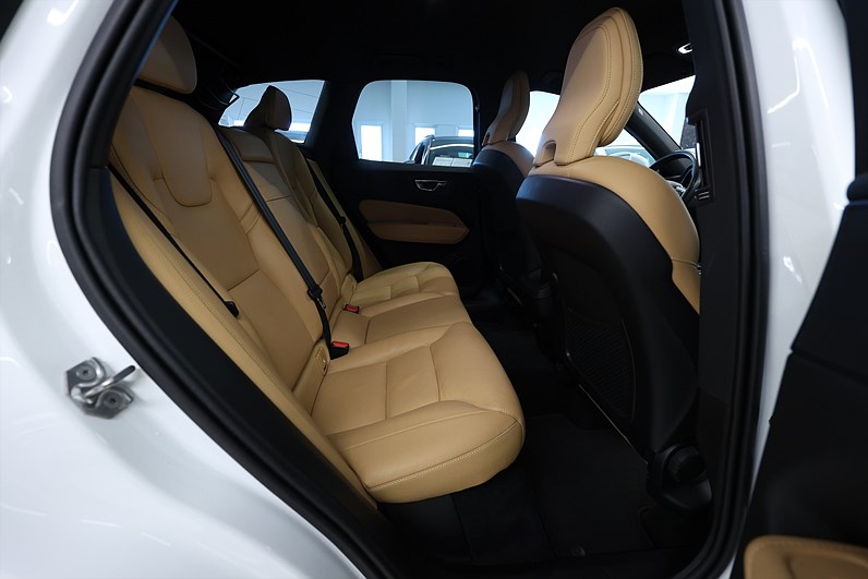 Volvo XC60 T5 250hk Momentum Keyless Läder Navi Värmare B-Kamera