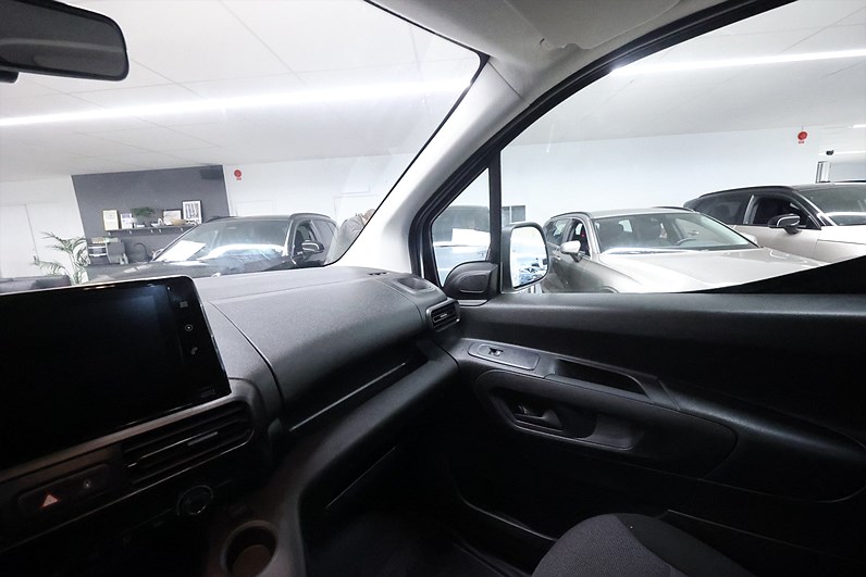 Peugeot e-Partner 136hk L2 V-inrett Drag Värmare Navi MOMS