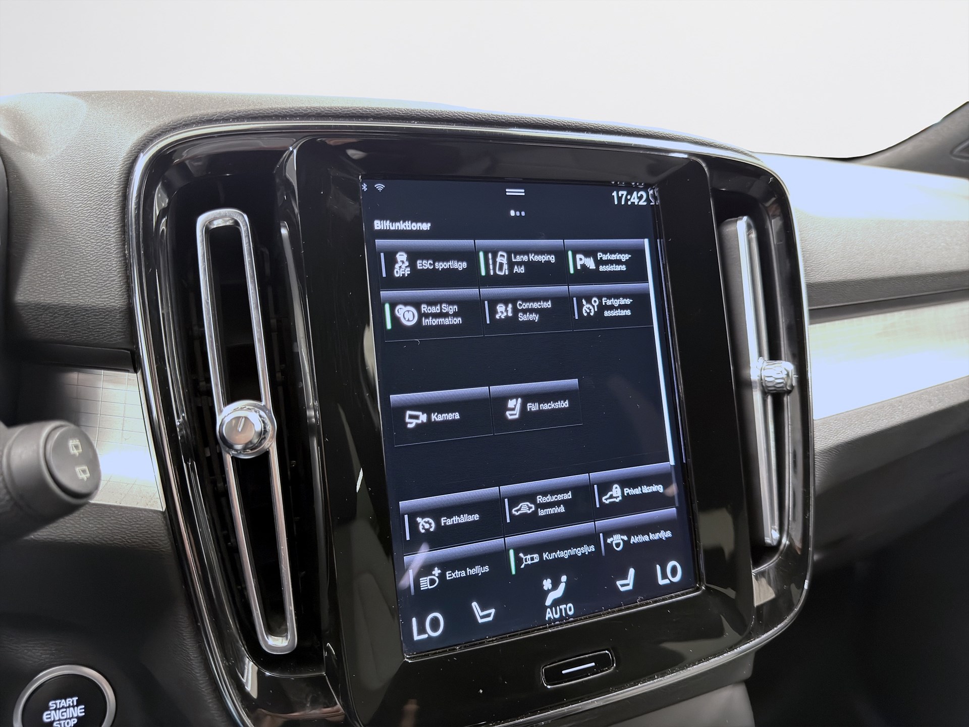 Volvo XC40 B4 AWD 197hk Momentum Navi CarPlay Drag B-Kamera