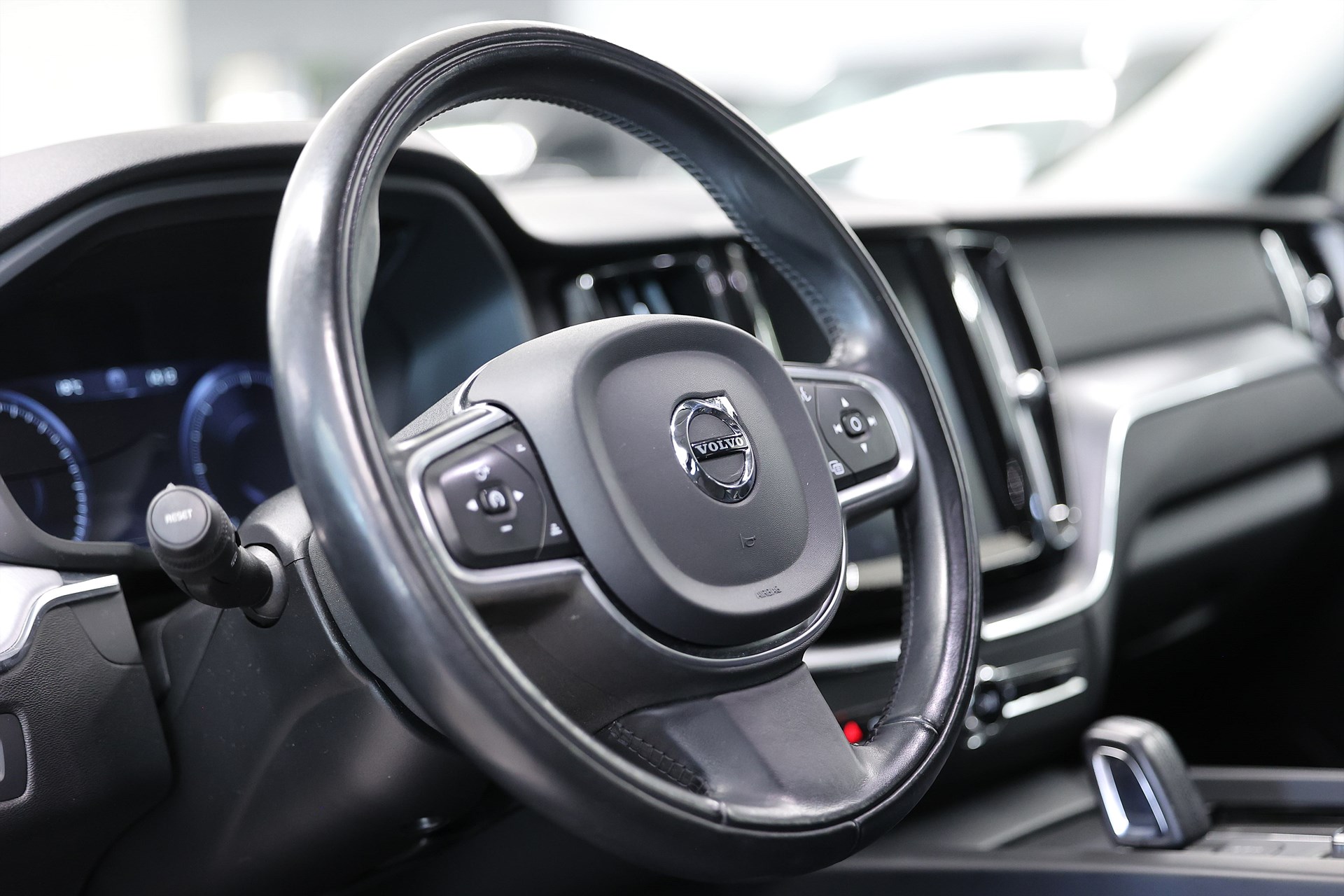 Volvo XC60 B4 AWD 197hk Advanced Edt Drag Värmare VOC MOMS