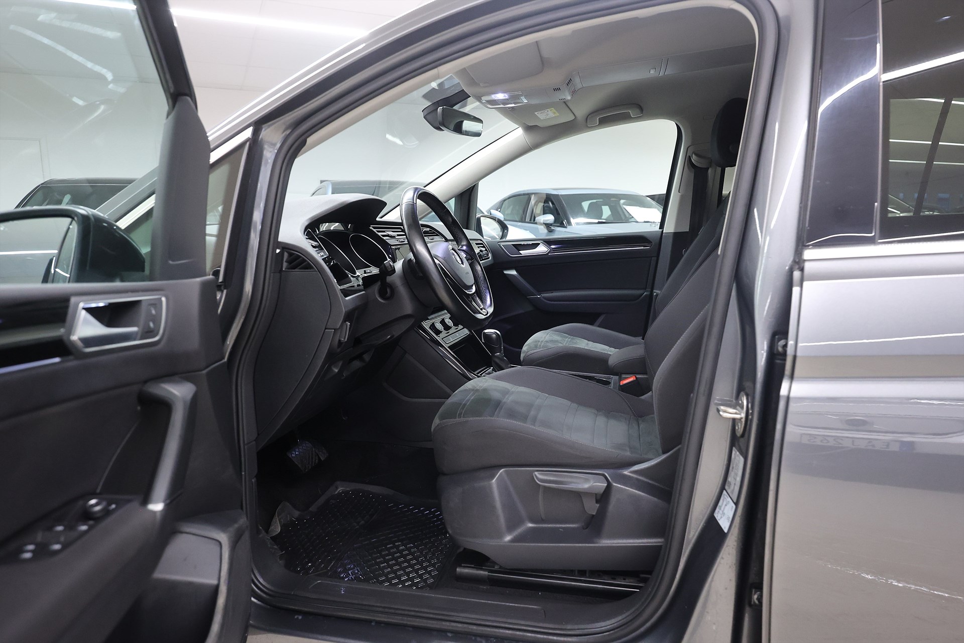 Volkswagen Touran 1.8 TSI 180hk *Hjulkampanj!* R-Line Drag