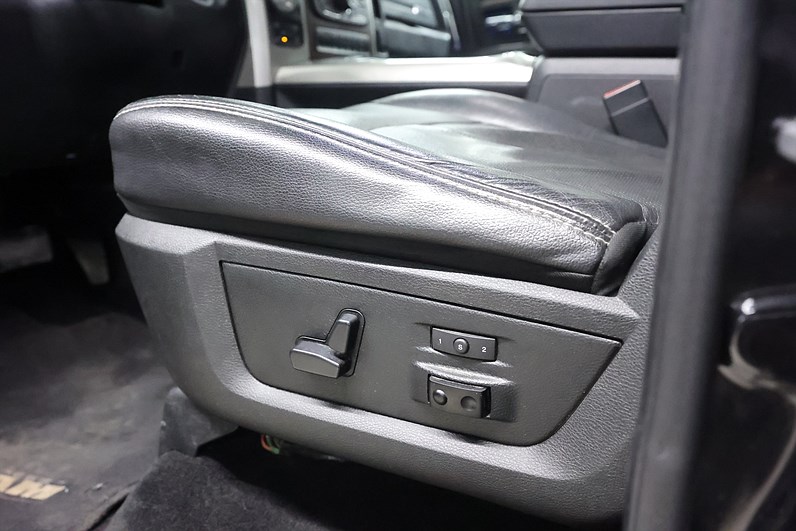 RAM 1500 Crew Cab 5.7 V8 4x4 395hk Laramie Alpine Läder Drag