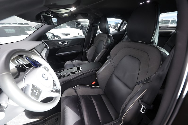 Volvo S60 Recharge T8 AWD 456hk R-Design H/K Drag