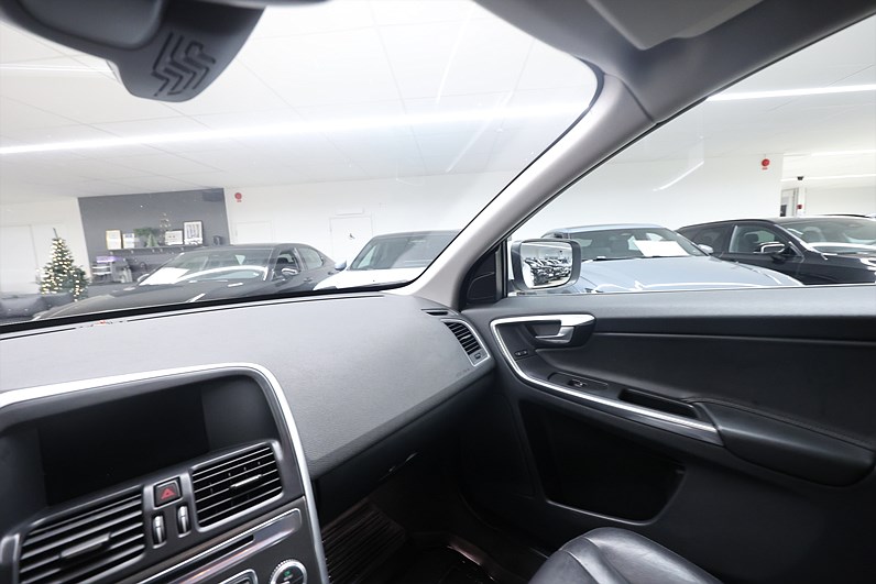 Volvo XC60 D4 AWD 181hk *Hjulkampanj!* Summum B-kamera Värmare