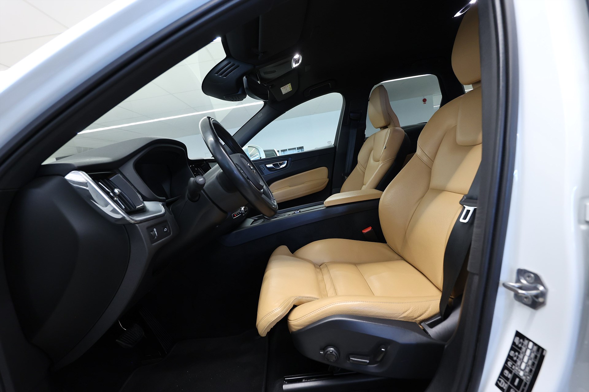 Volvo XC60 T5 250hk Momentum Keyless Läder Navi Värmare B-Kamera