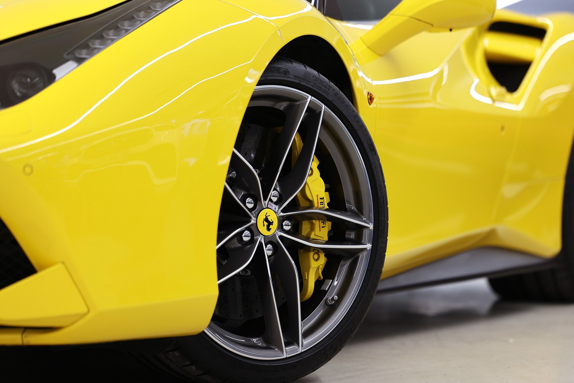 Ferrari 488 GTB 3.9 V8 670hk Kolfiber Giallo Svensksåld