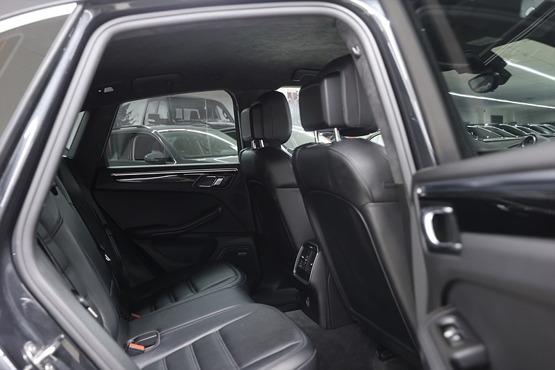 Porsche Macan Turbo Performance 441hk Sport Chrono BOSE Drag