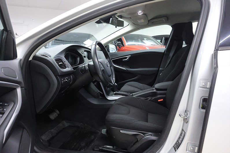 Volvo V40 Cross Country T3 152hk Kinetic Värmare LED Navi