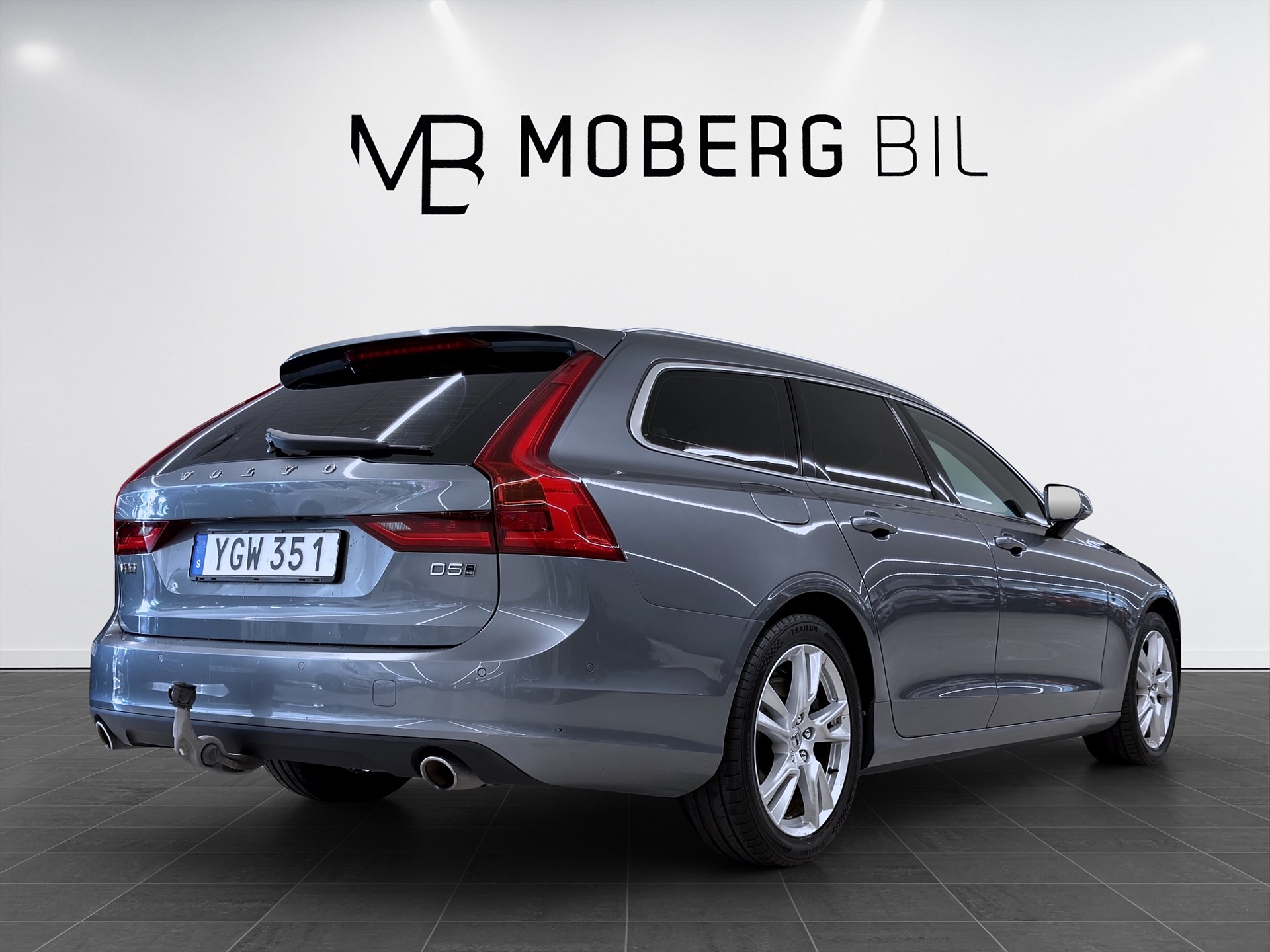Volvo V90 D5 AWD Momentum Pano HUD Skinn Värmare Drag