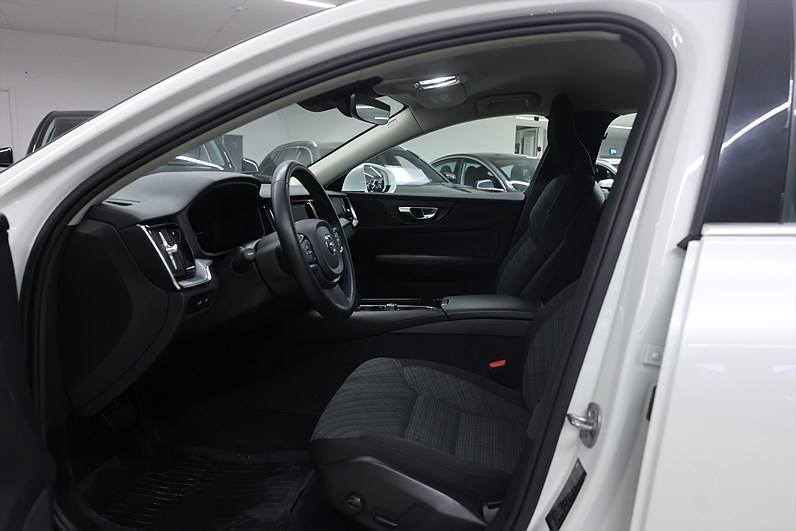 Volvo V60 Recharge T6 AWD 350hk Core Drag B-kamera Keyless