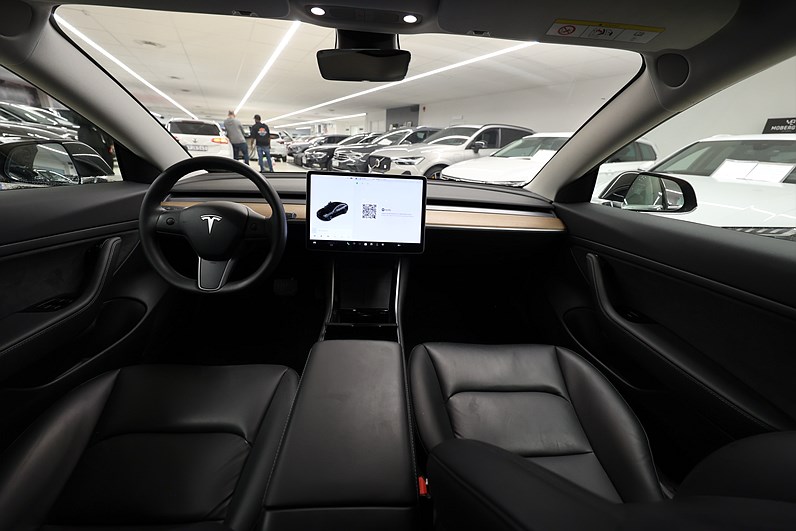 Tesla Model 3 Standard Range Plus 258hk AP Pano Skinn MOMS