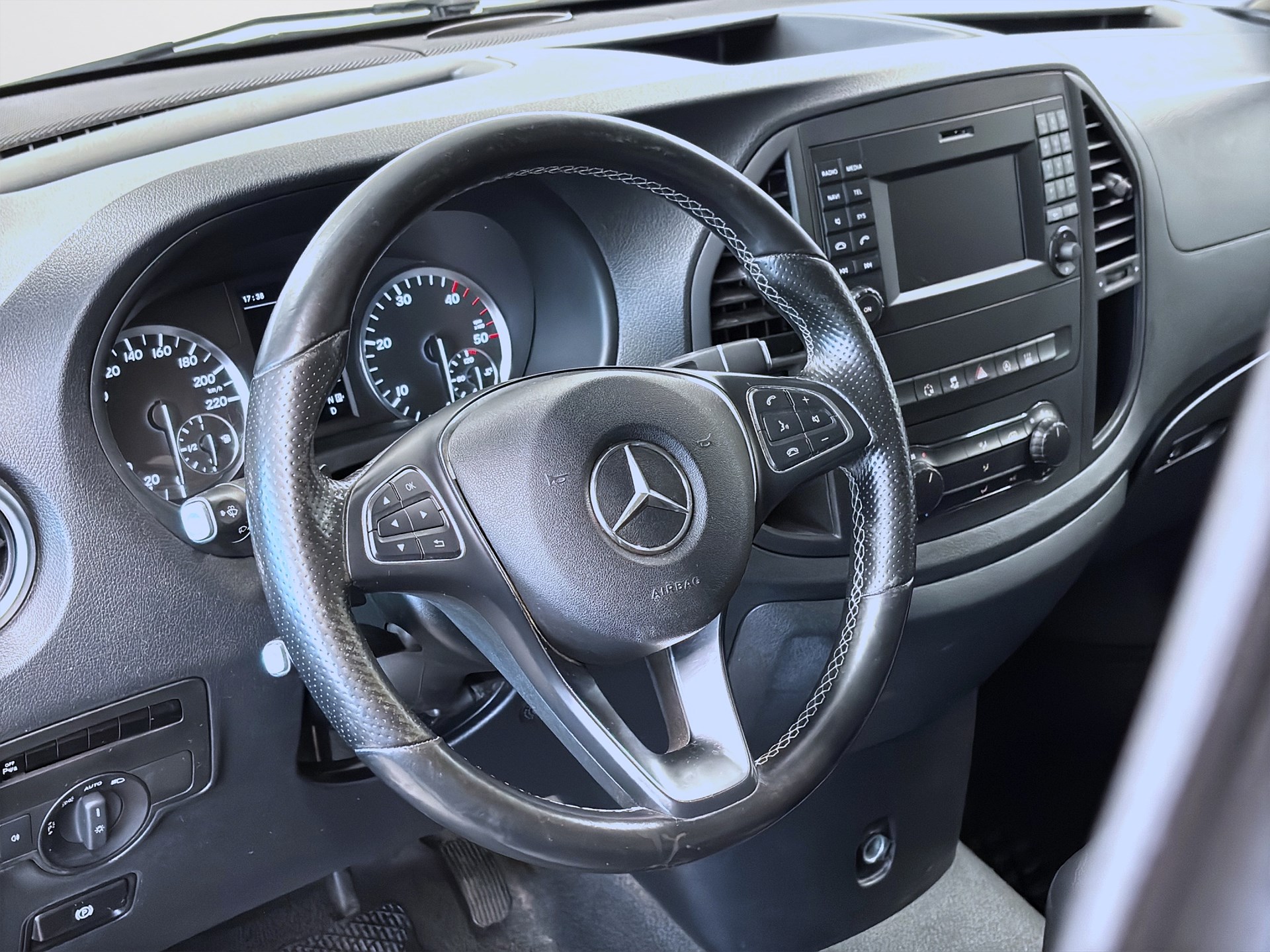 Mercedes-Benz Vito 119 190hk Helg på Moberg! Tempatic B-Kamera Navi Drag PDC