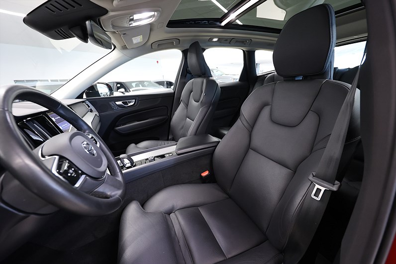 Volvo XC60 Recharge T6 AWD 350hk Plus Dark Pano Drag 360