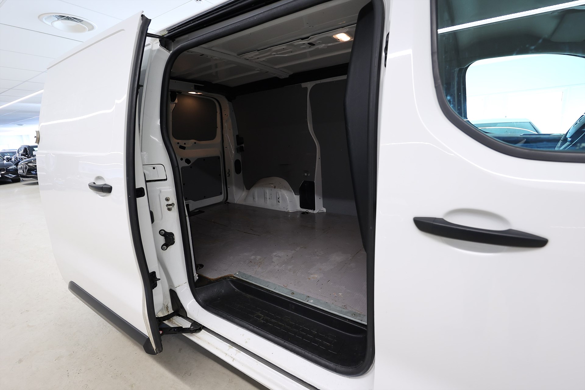 Opel Vivaro Skåpbil 2.0 BlueHDI 144hk L2 CarPlay 3-Sits 360-Kamera