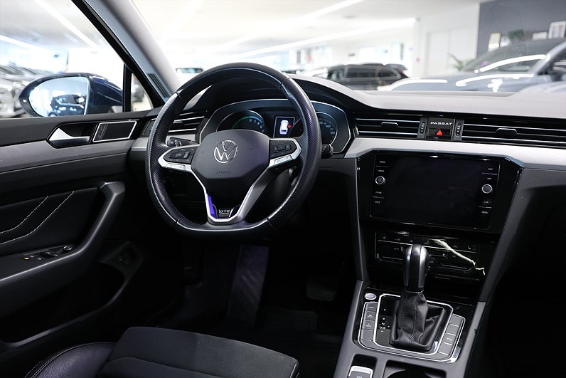 Volkswagen Passat Sportscombi GTE 218hk Pano Navi B-kamera Drag