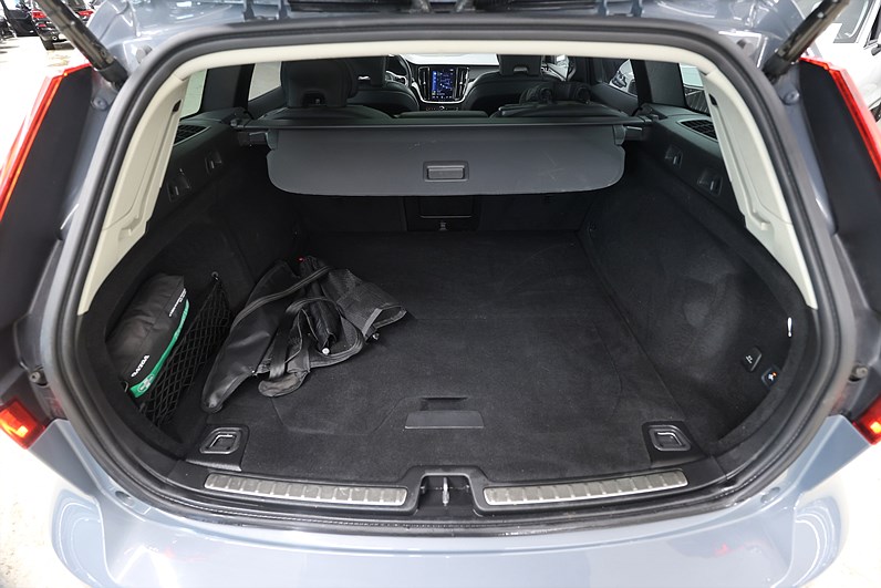 Volvo V60 B3 163hk Inscription H/K HUD Pano Massage 360 Drag