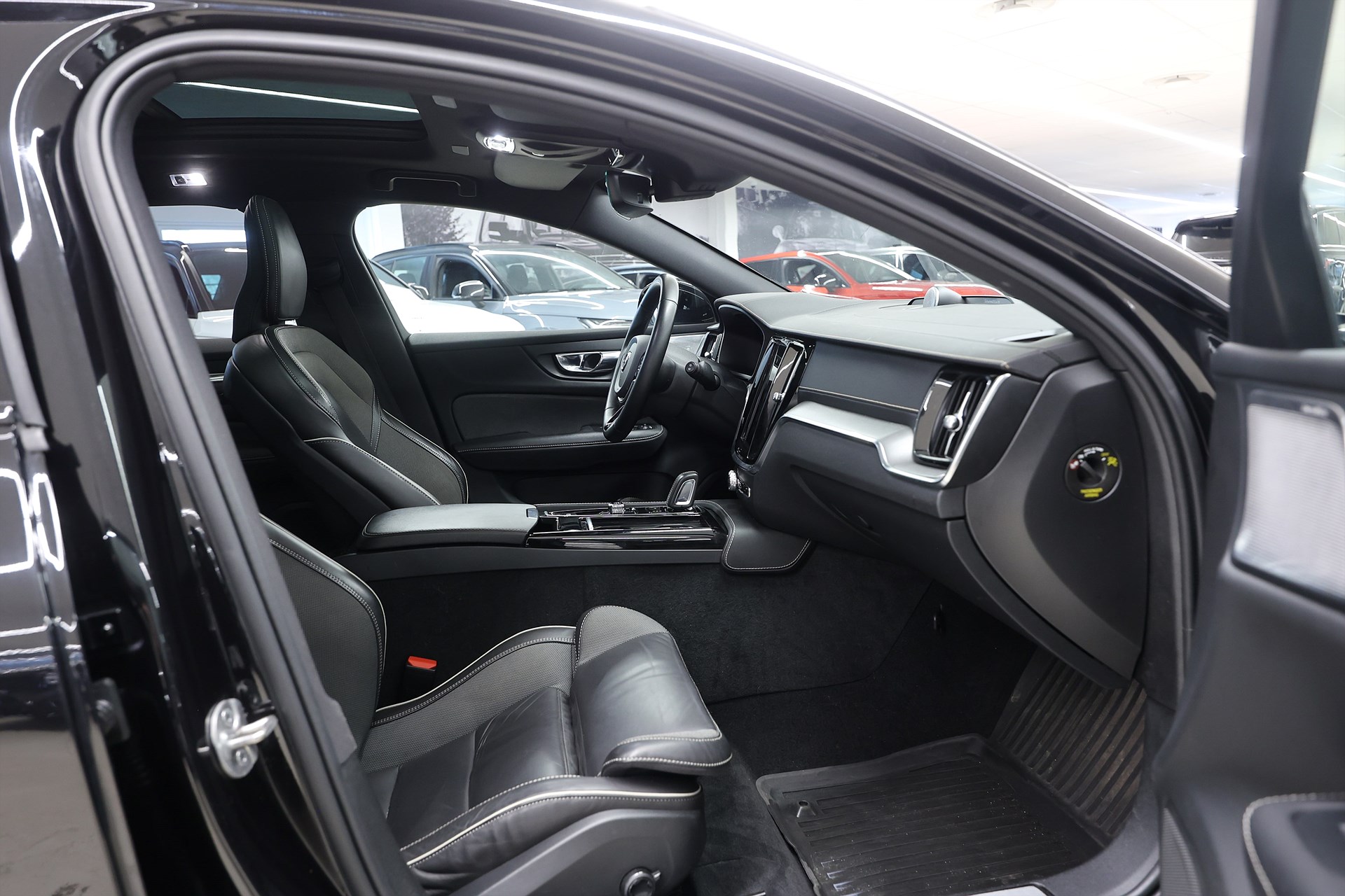 Volvo V60 Recharge T8 AWD 456hk R-Design B&W HUD Pano