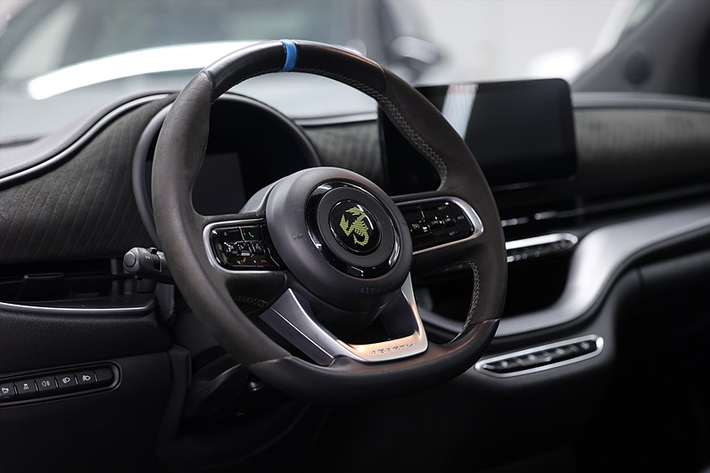 Abarth 500e 155hk *Kampanj!* Scorpionissma Alcantara JBL Pano