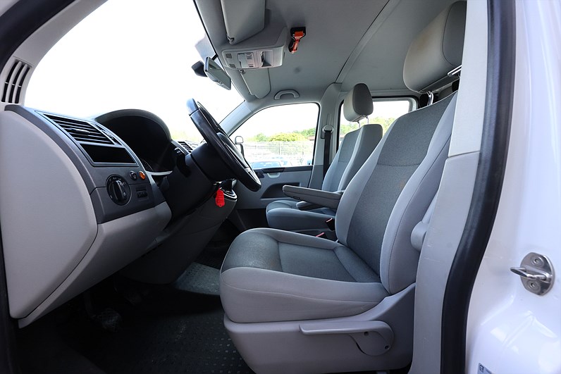 Volkswagen Transporter Dubbelhytt 2.0 TDI Flakbil Drag MOMS