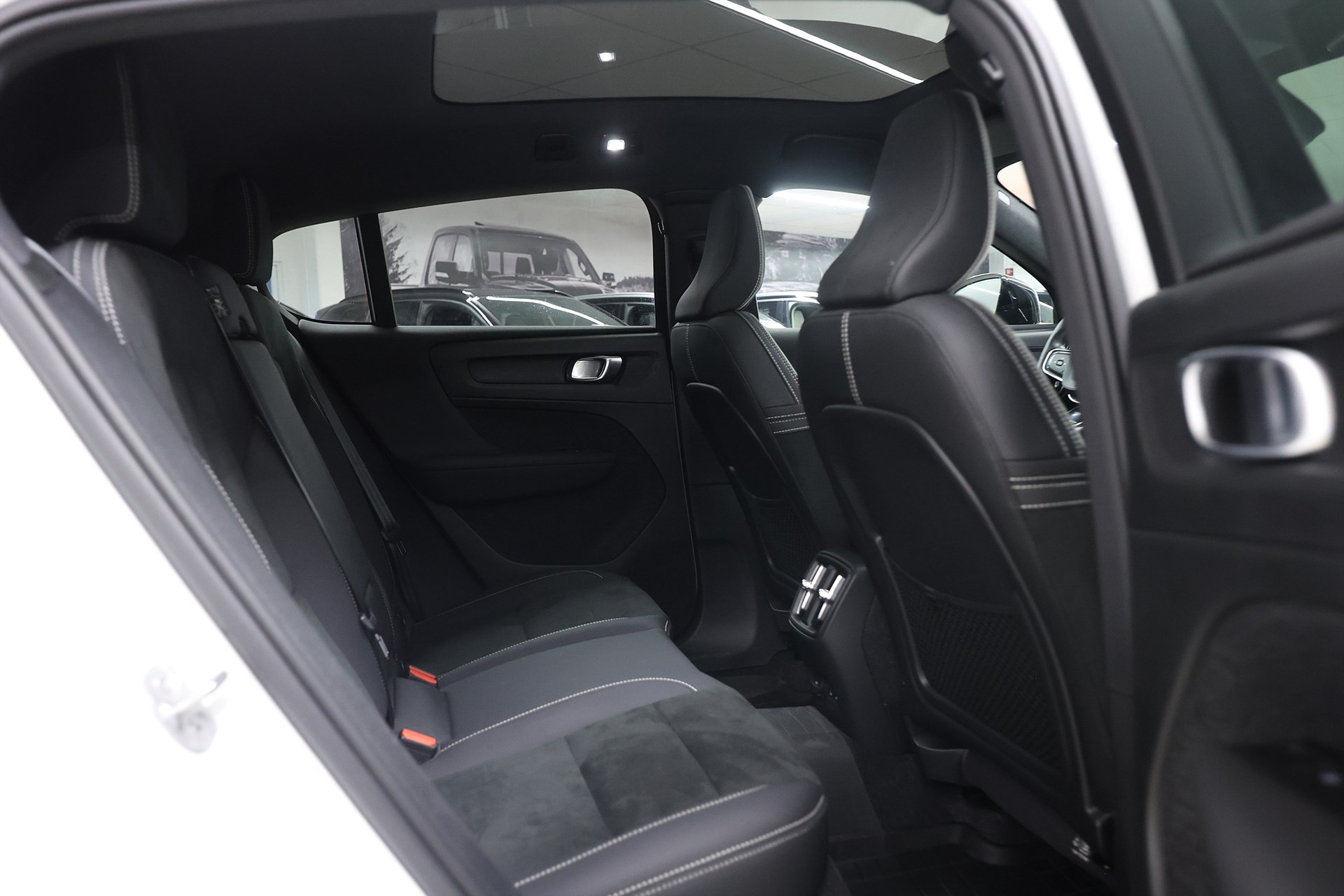 Volvo C40 Recharge Single Motor *Hjulkampanj!* Core Pano Drag