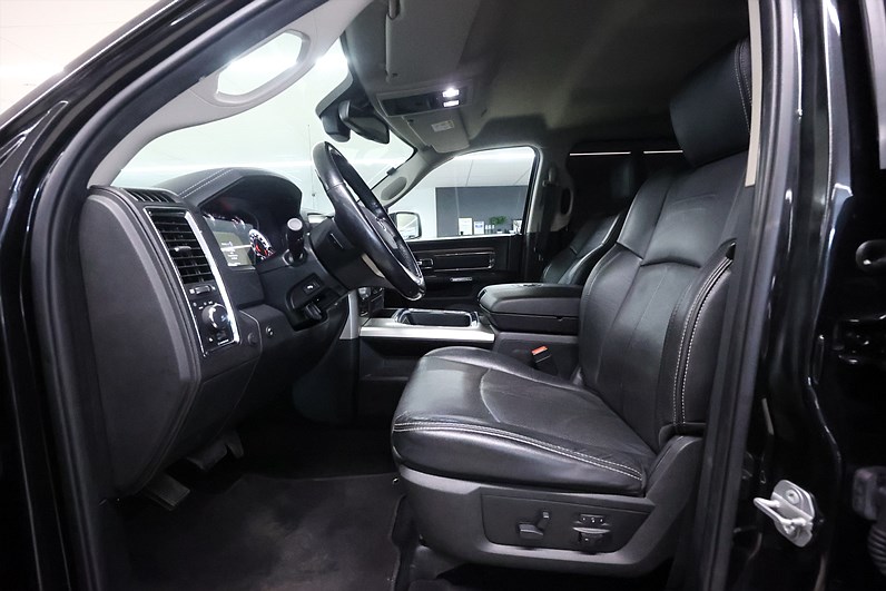 RAM 1500 Crew Cab 5.7 V8 4x4 395hk Laramie Alpine Läder Drag