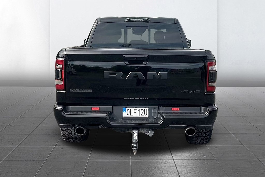 RAM 1500 Laramie Night Crew Cab 5.7 V8 HEMI 4x4 Drag 360° Skinn MOMS 395hk – bild 5 av 13