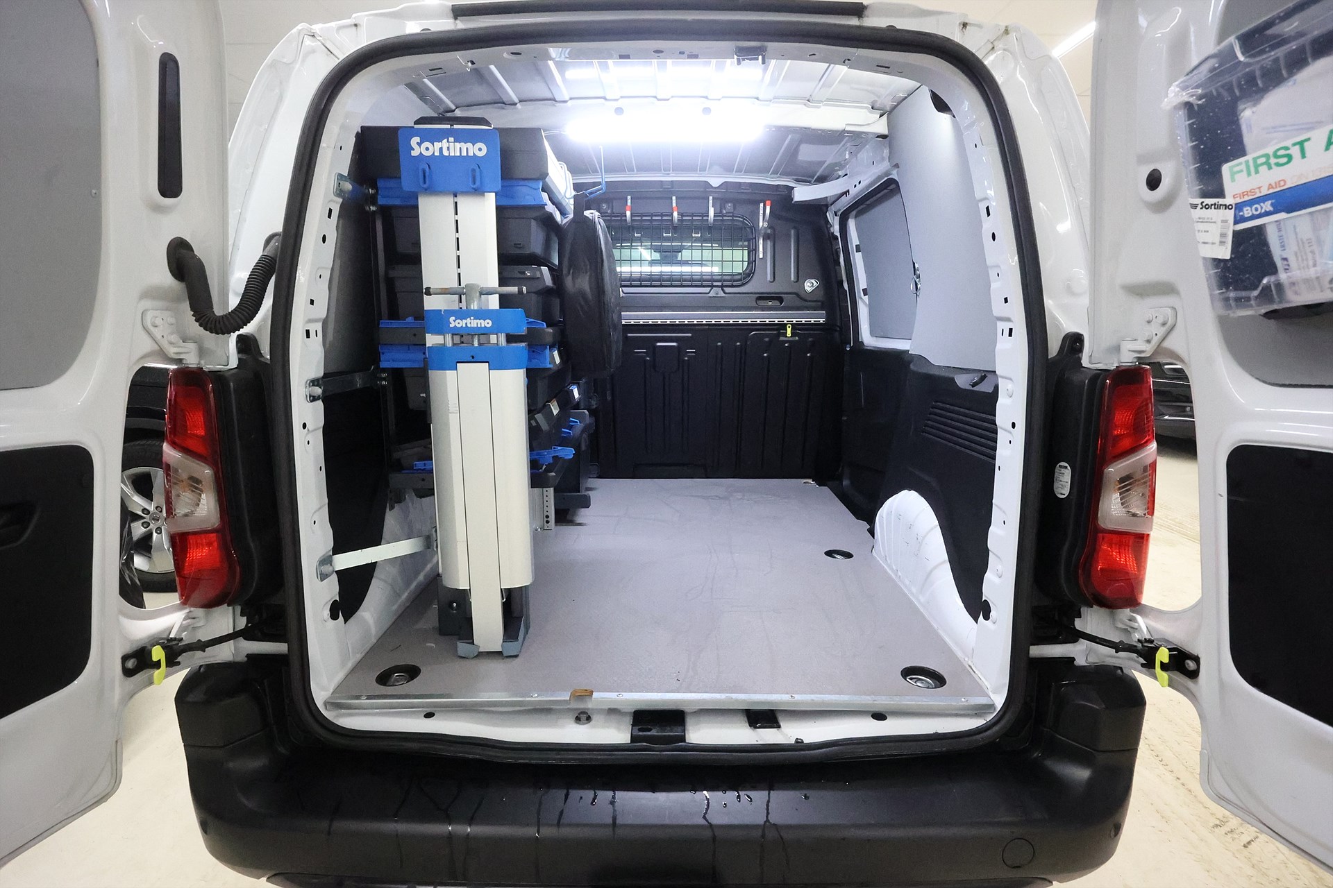 Peugeot e-Partner L1 136hk V-inrett Drag Navi CarPlay MOMS