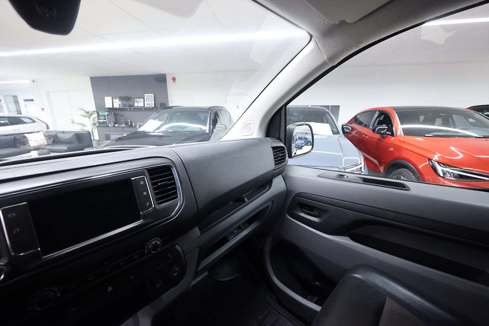 Citroën Jumpy Van 2.0 BlueHDi 177hk L2 Värmare Drag MOMS