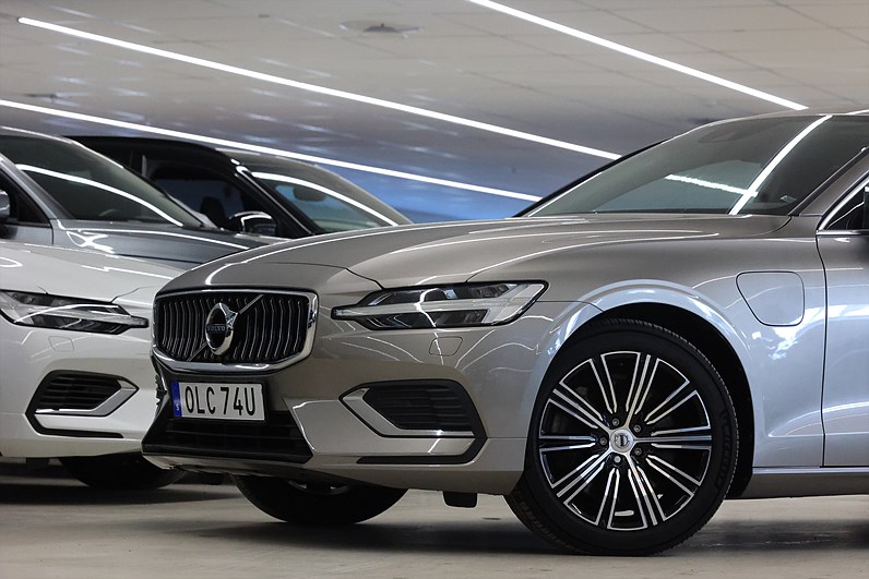 Volvo V60 Recharge T6 AWD 340hk Momentum Pano H/K Keyless
