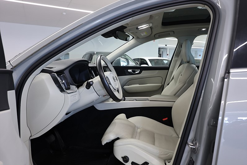 Volvo XC60 Recharge T6 AWD 350hk Core Pano Läder Värmare