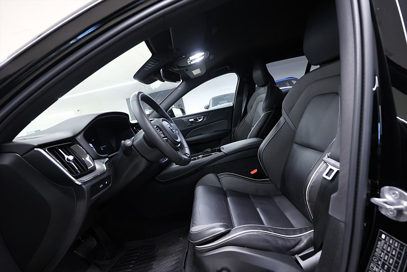 Volvo V60 Recharge T6 AWD 350hk Plus Dark Värmare B-kamera Navi