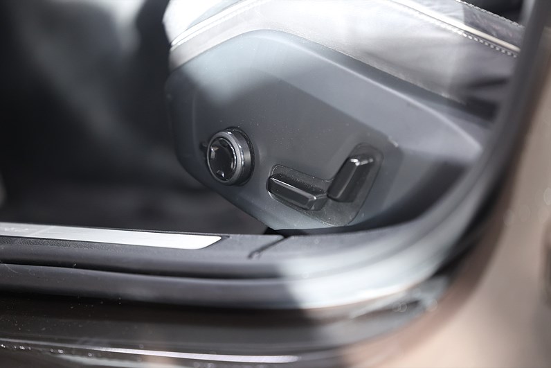 Volvo S60 Recharge T8 AWD 456hk R-Design H/K Drag