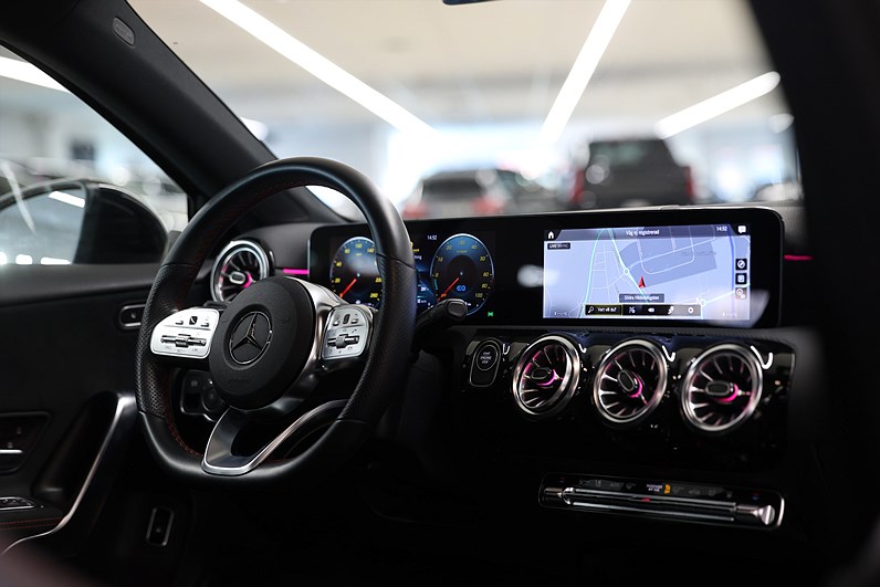 Mercedes-Benz A 250 e 218hk AMG Line Pano Värmare Keyless