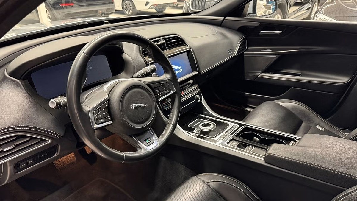 Jaguar XE – bild 11